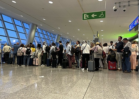 Boarding_Flughafen_Tourismus_Touristen_Schlange_Gate