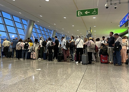 Boarding_Flughafen_Tourismus_Touristen_Schlange_Gate