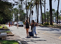 Touristen_Rollkoffer_Reisetasche_Palmen_2