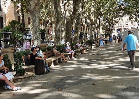 Born_Allee_Sitzbaenke_Touristen_bummeln