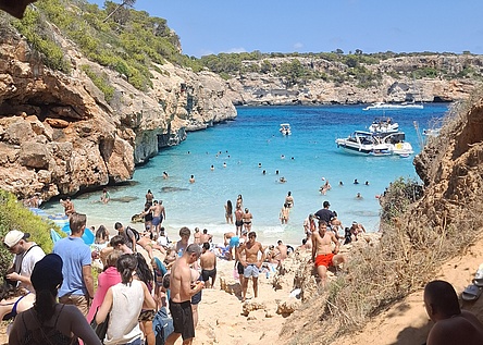 Calo_des_Moro_Strand_ueberfuellt_Menschen_intern_Dominik