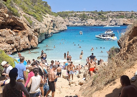 Calo_des_Moro_Strand_ueberfuellt_Menschen_intern_Dominik