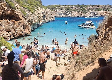 Calo_des_Moro_Strand_ueberfuellt_Menschen_intern_Dominik