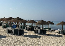 drei_strandbars_an_mallorcas_es_trenc_stehen_schon