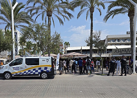 Strassenverkaeufer_Playa_de_Palma_Policia_Local_Palma