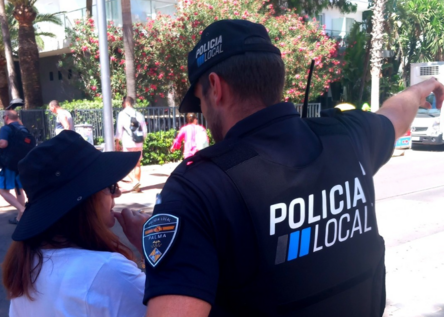 PoliciaLocalPolizistmitFrau_Instagram_PoliciadePalma