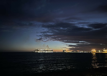 Kreuzfahrtschiff_nachts_eigen