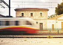Zug_Bahnhof_schnell