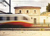 Zug_Bahnhof_schnell
