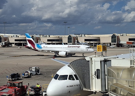 Flughafen_Palma_Flugzeug_Eurowings_intern_Dominik
