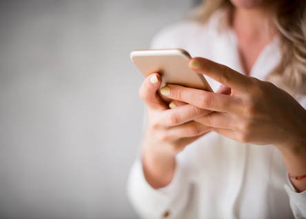 Frau_mit_Handy_in_der_Hand_Caib