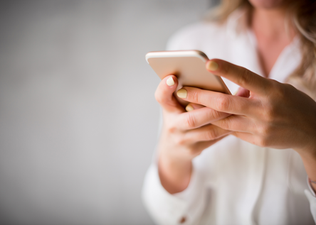 Frau_mit_Handy_in_der_Hand_Caib