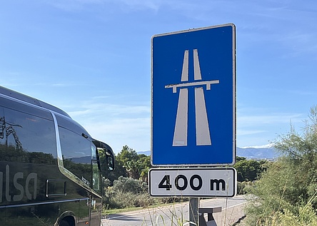 Autobahnschild_Strasse_Reisebus_intern_Till