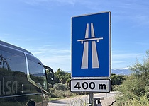 Autobahnschild_Strasse_Reisebus_intern_Till