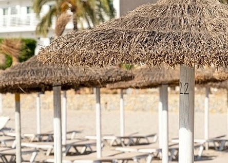 Strand_schirm_liegen_Calviaajuntament_Facebook