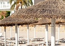 Strand_schirm_liegen_Calviaajuntament_Facebook