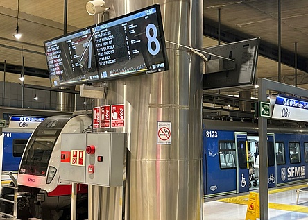 Zug_Bahnhof_Anzeige_2026_caib