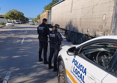 Polizeikontrolle_abgestellte_LKWs_Ajuntament_de_Palma