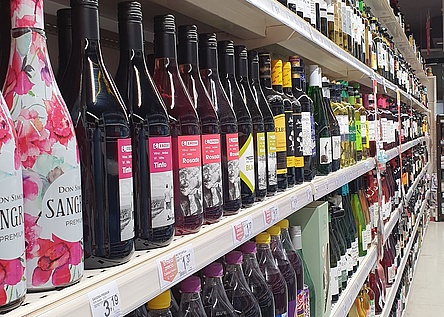 Alkohol_Regal_Supermarkt_Grossaufnahme