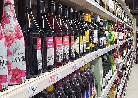 Alkohol_Regal_Supermarkt_Grossaufnahme