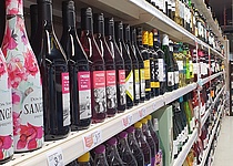 Alkohol_Regal_Supermarkt_Grossaufnahme