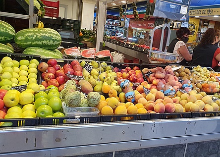 Obst_Auslage_Verkauf_Markthalle_Maske