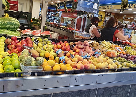 Obst_Auslage_Verkauf_Markthalle_Maske