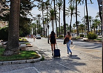 Touristen_Rollkoffer_Reisetasche_Palmen