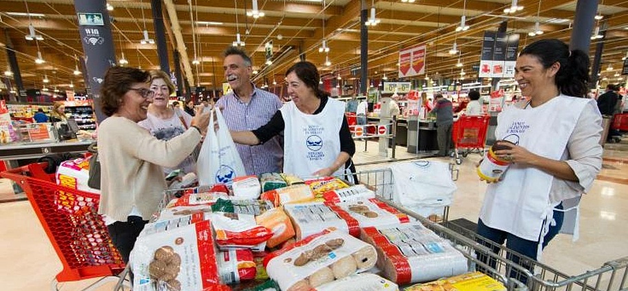 aktion_lebensmittel_spenden___helfer_werden_