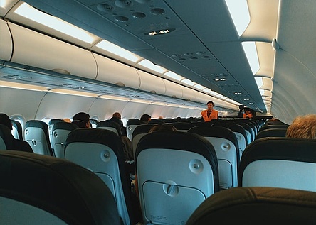 Flugzeug_an_Bord_Sitze_Passagiere_Pexels
