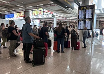Flughafen_Palma_Menschen_vor_Anzeigetafel_intern