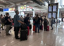 Flughafen_Palma_Menschen_vor_Anzeigetafel_intern