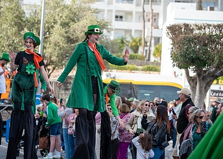 StPatricksDayMenschenGruen_AjuntamentdeCalvia
