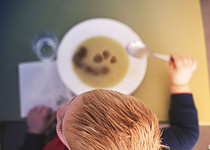 Schule_Essen_Kind_caib