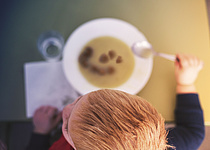 Schule_Essen_Kind_caib