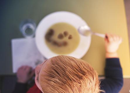 Schule_Essen_Kind_caib