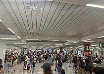 Flughafen_Tourismus_Hochsaison_eigen_Gepaeck_Gepaeckband