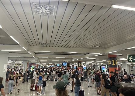 Flughafen_Tourismus_Hochsaison_eigen_Gepaeck_Gepaeckband