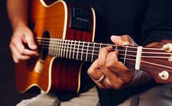 gitarre_haltend gitarre_haltend