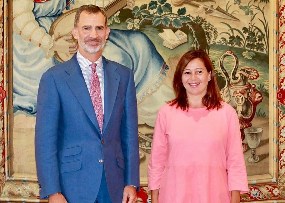 koenigliches_treffen_felipe_spricht_mit_balearenpolitikern