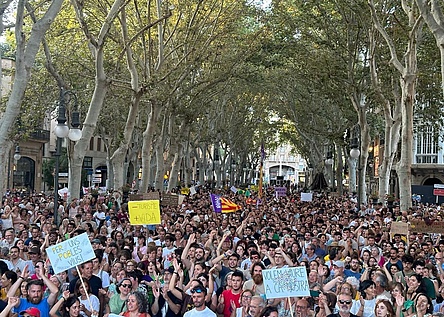 Protest_Demo_Tourismus_MENYS_TURISME_MES_VIDA