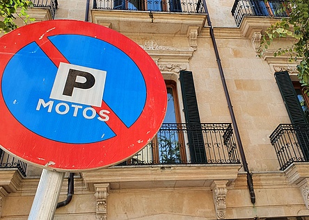Parkverbotsschild_Motos_Parken