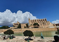 Kathedrale_bedrohliche_Wolken_ParcdelaMar_Bierfest