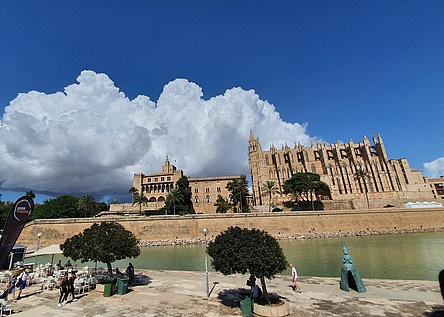 Kathedrale_bedrohliche_Wolken_ParcdelaMar_Bierfest