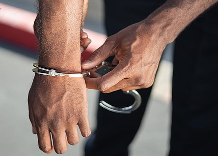 Handschellen_Festnahme_Pexels