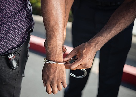Handschellen_Festnahme_Pexels