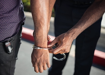 Handschellen_Festnahme_Pexels