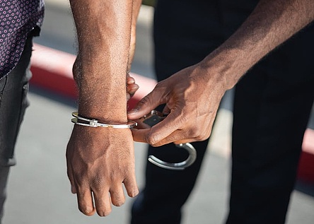 Handschellen_Festnahme_Pexels