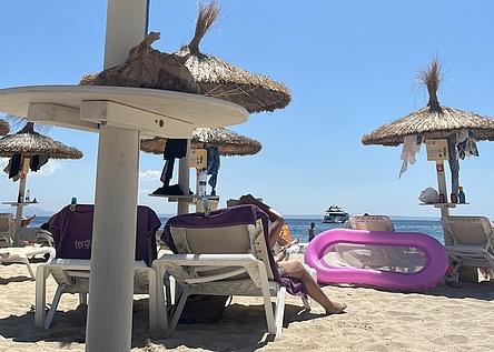 Liegen_Sonnenschirm_intern_Maresa