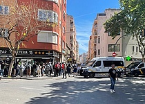 LangeSchlangenBuergerbueroPereGarau_Intern_Katrin